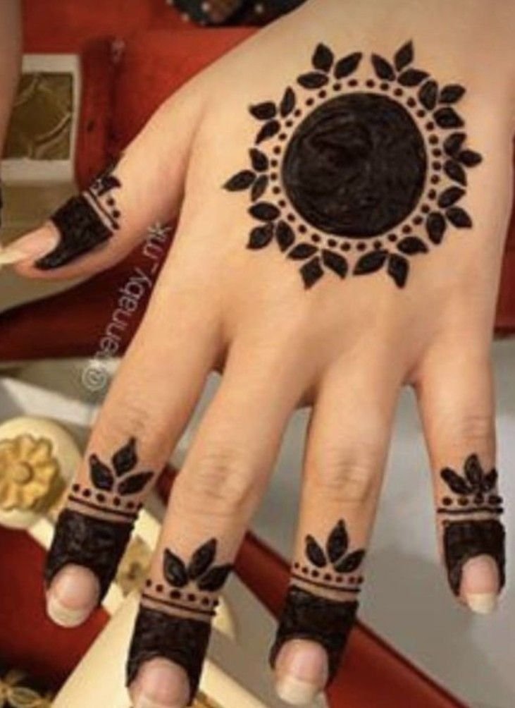 mehndi with round tikki in center mehndi with round tikki in center