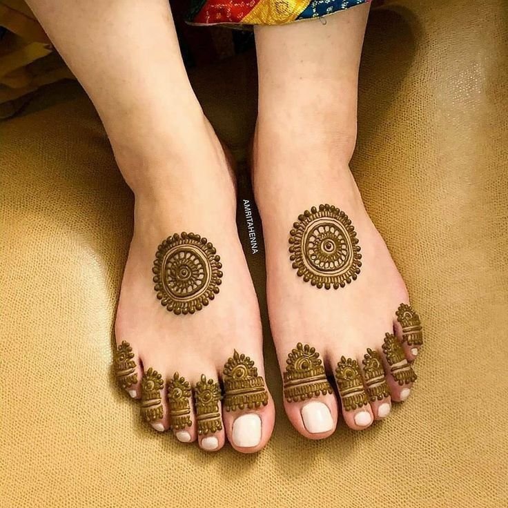modern leg mehndi design