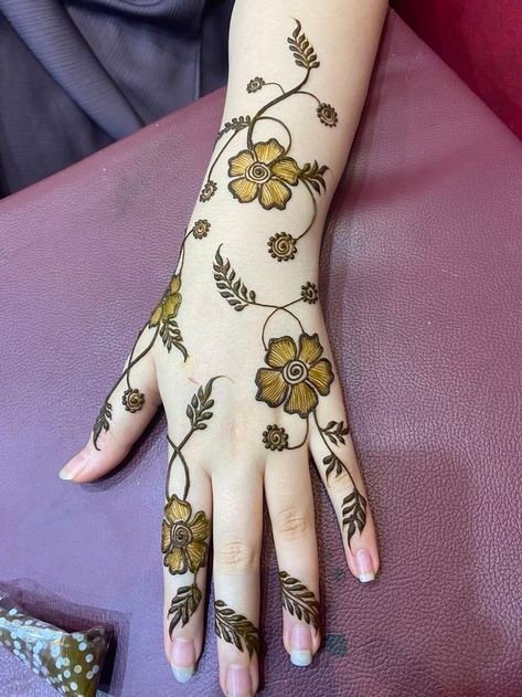 royal look mehndi back hand royal look mehndi back hand
