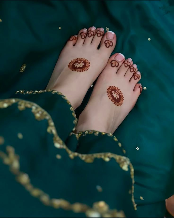 top leg mehndi for girls top leg mehndi for girls